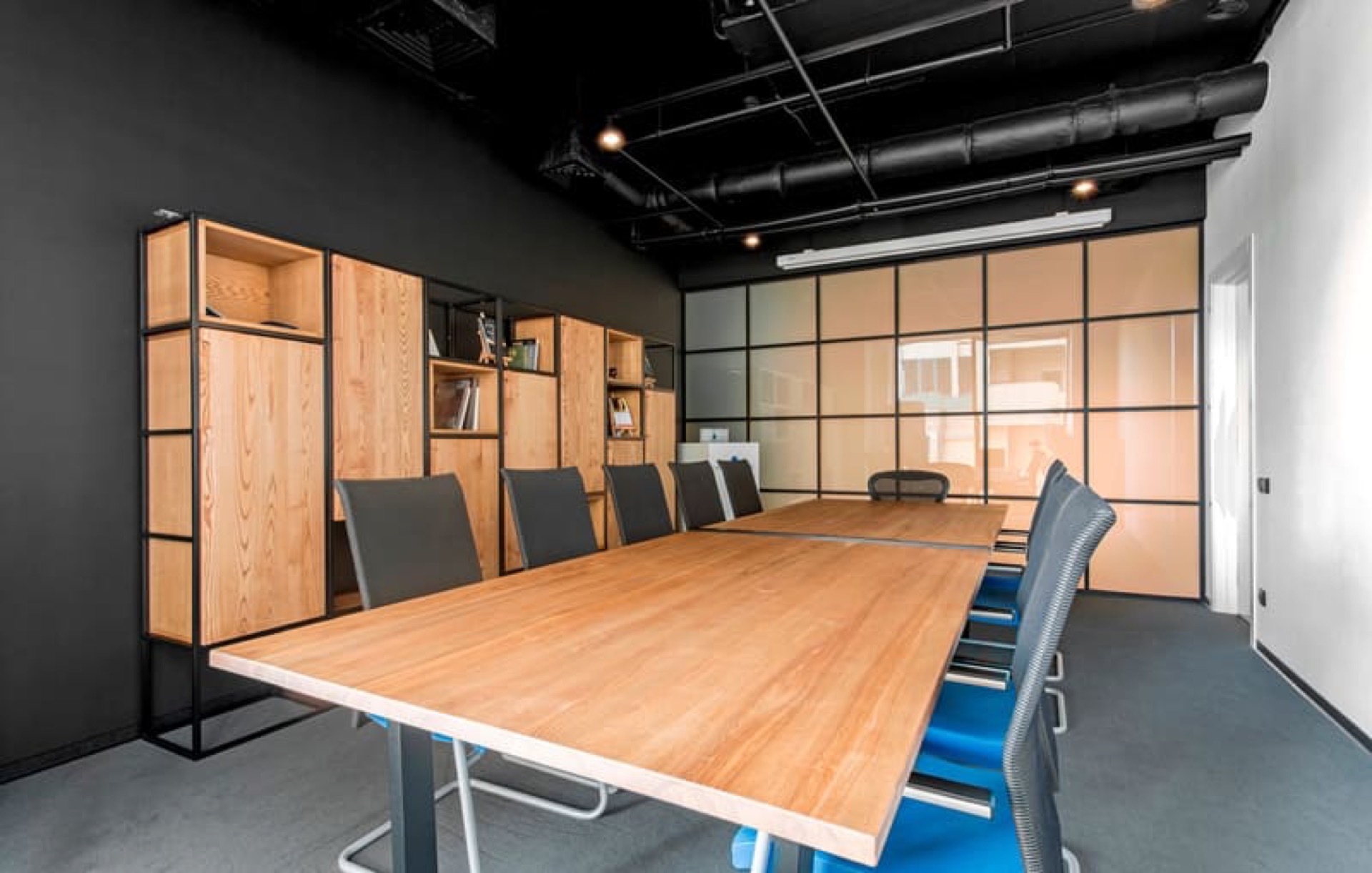 Showroom mebli z drewna litego — zdjęcie 11