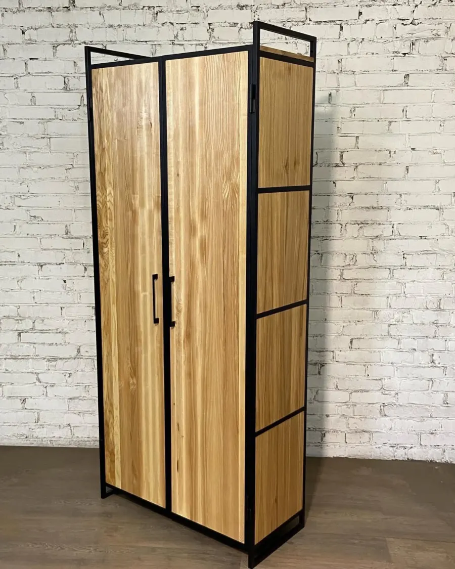 Szafa loft z drewnianymi frontami