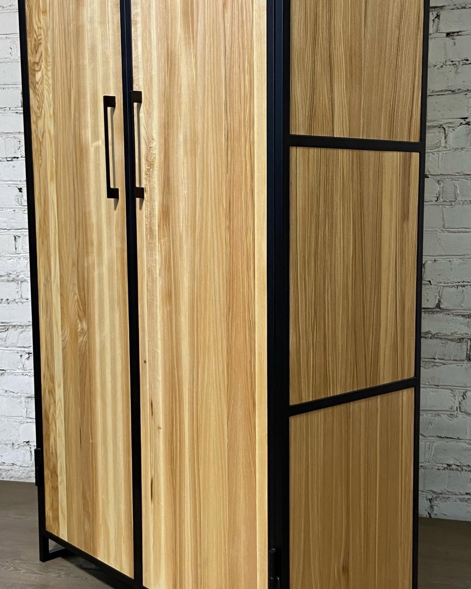 Szafa loft z drewnianymi frontami — zdjęcie 3