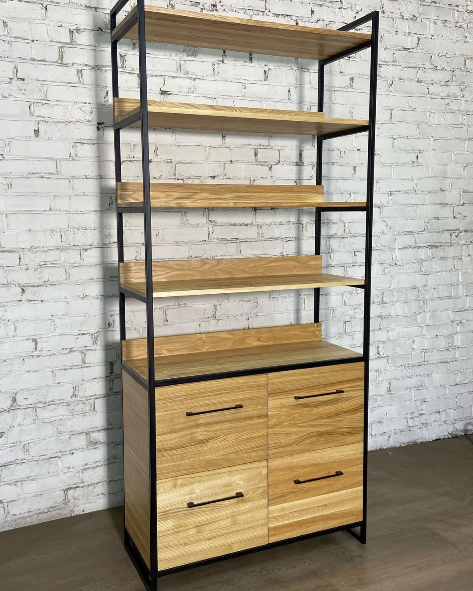 Szafa loft z drewnianymi frontami — zdjęcie 4