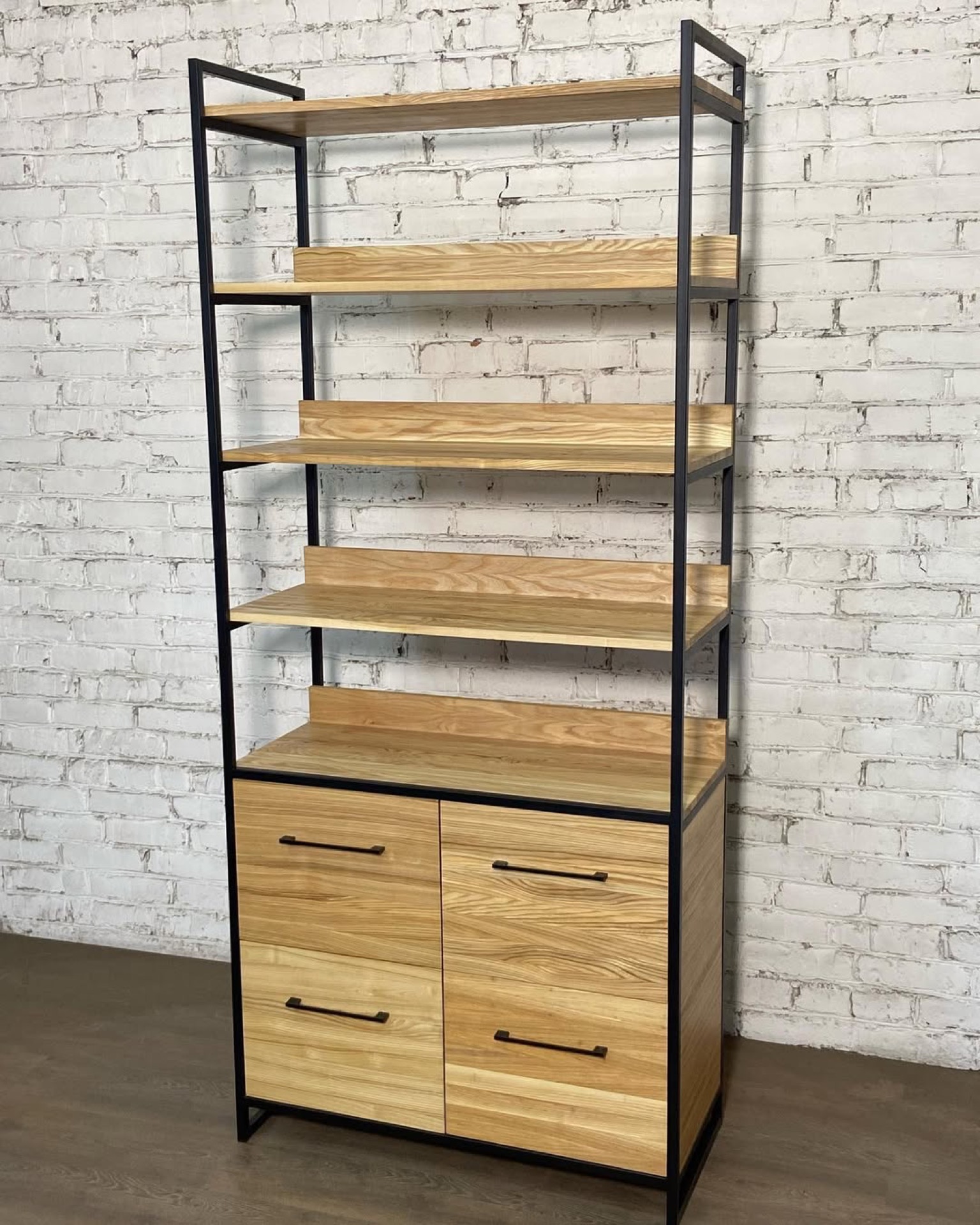 Szafa loft z drewnianymi frontami — zdjęcie 5