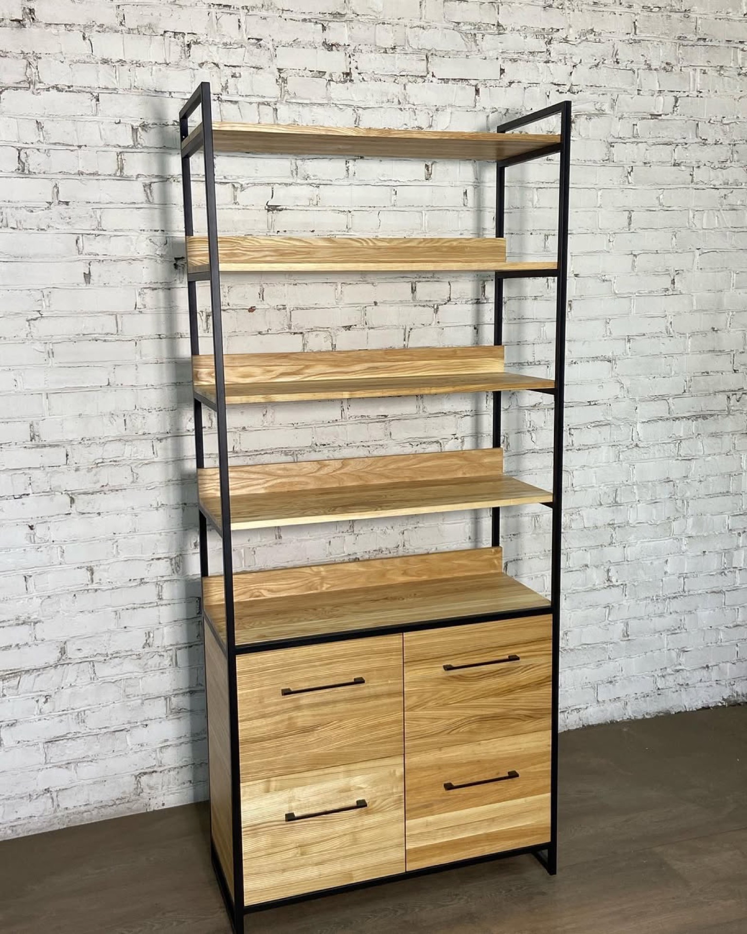 Szafa loft z drewnianymi frontami — zdjęcie 6