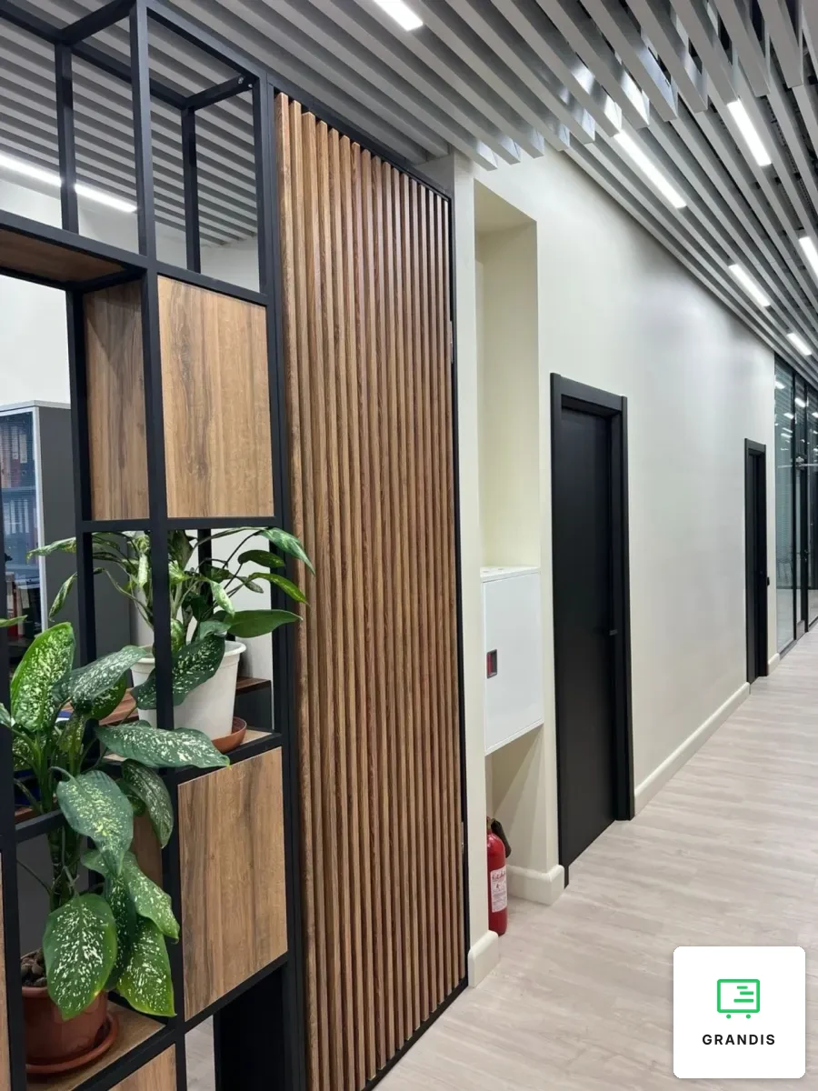 Korytarz biurowy w stylu industrialnym