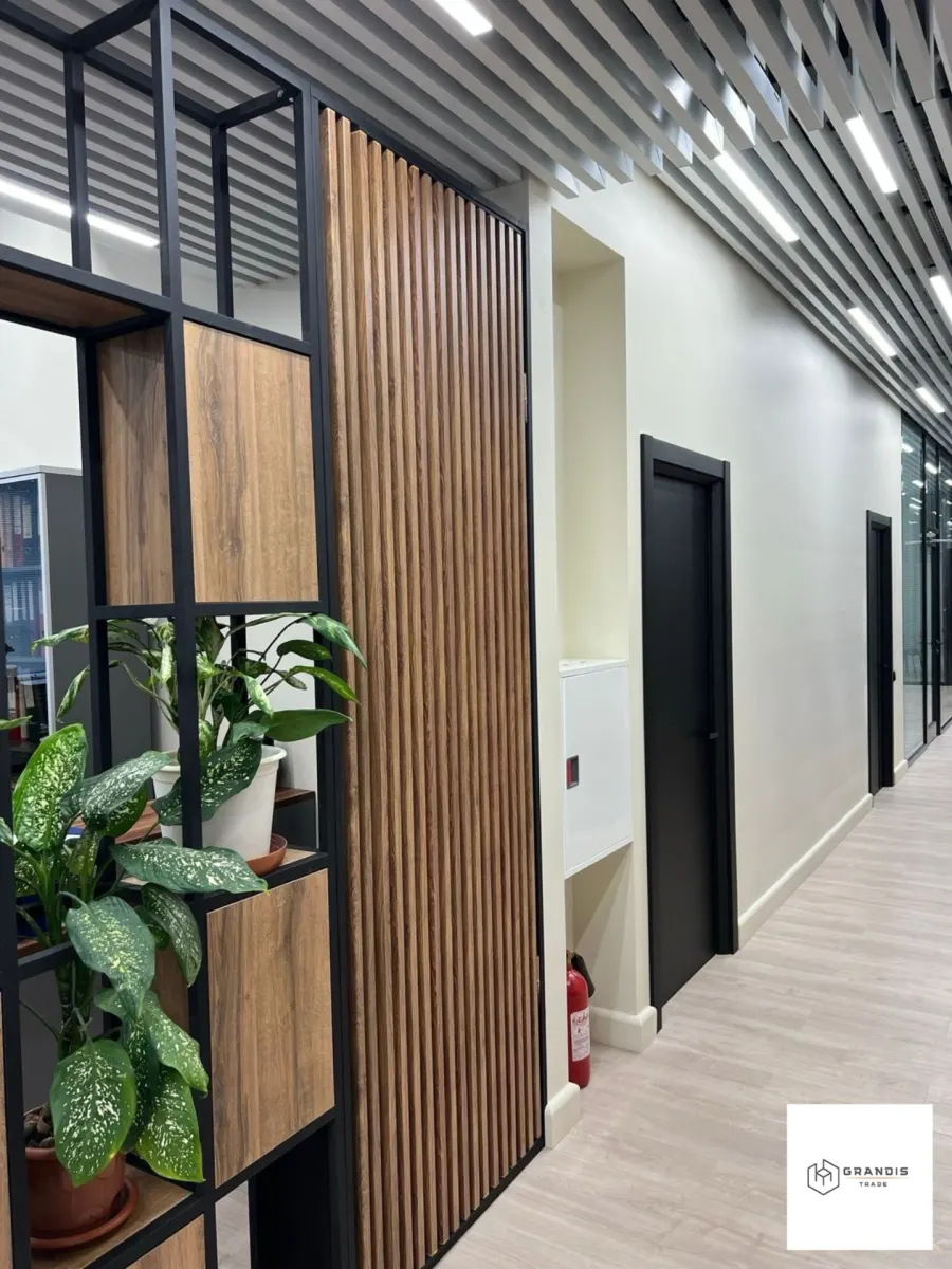 Korytarz biurowy w stylu industrialnym