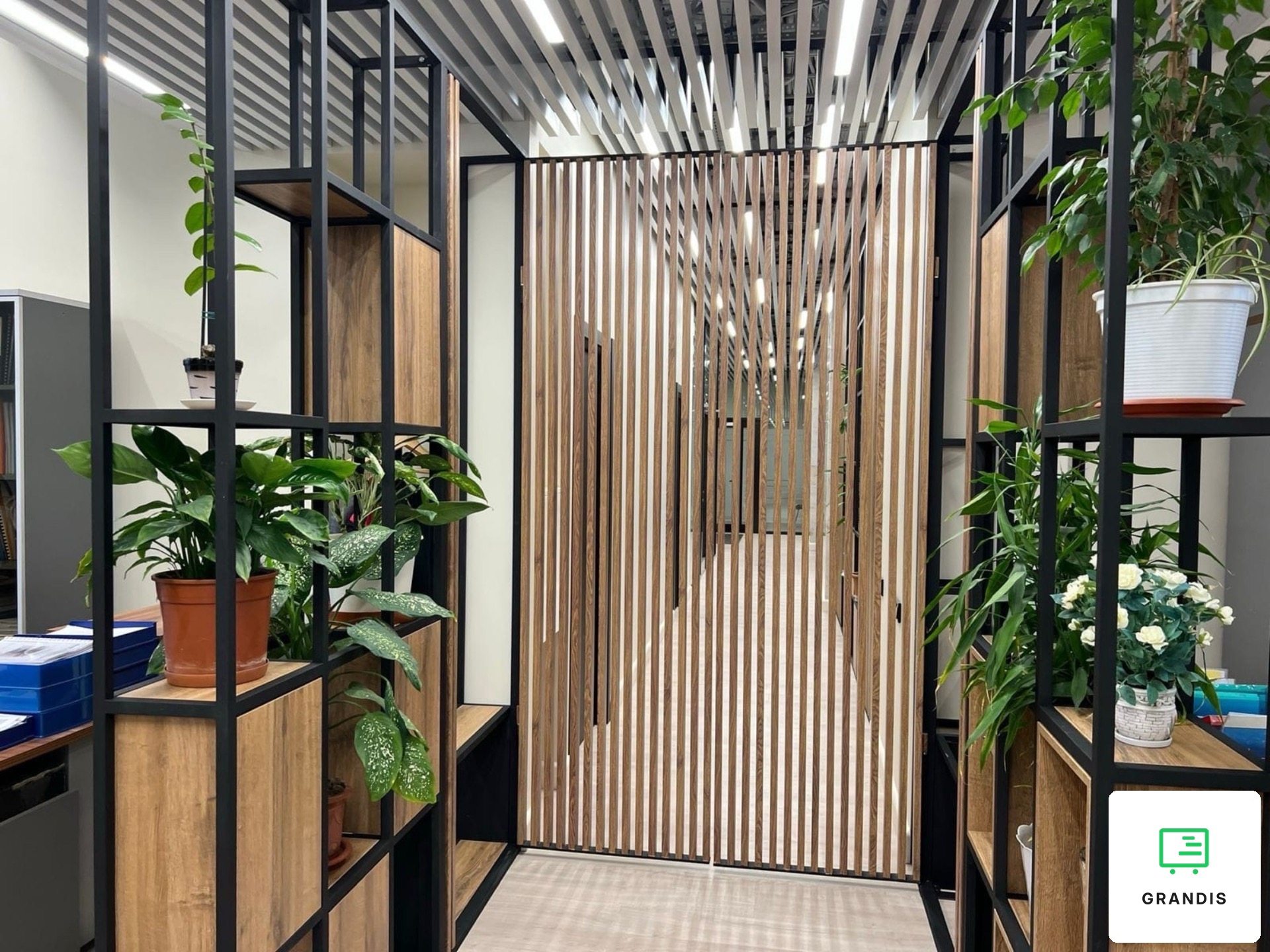 Korytarz biurowy w stylu industrialnym — zdjęcie 2