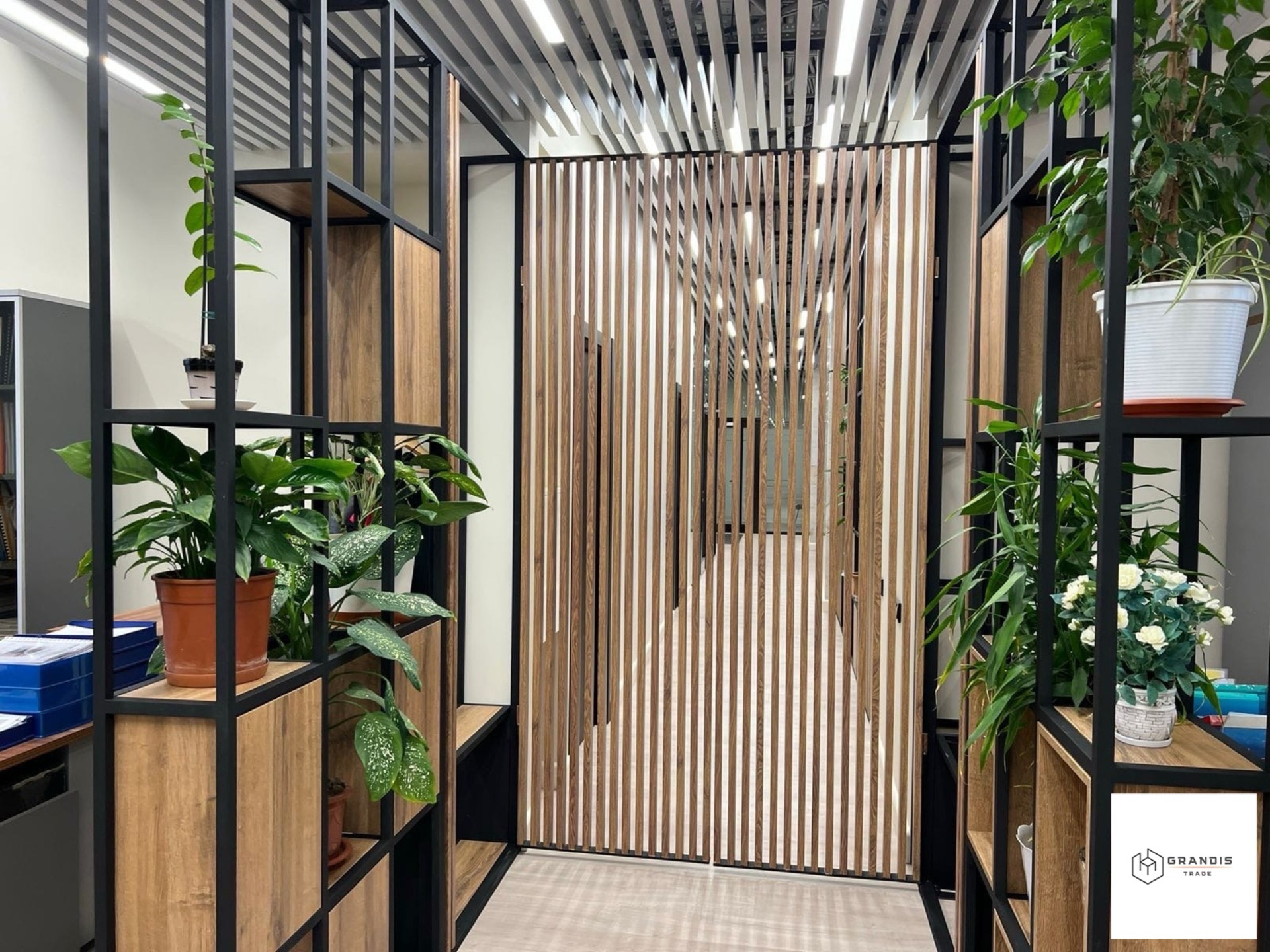 Korytarz biurowy w stylu industrialnym — zdjęcie 2