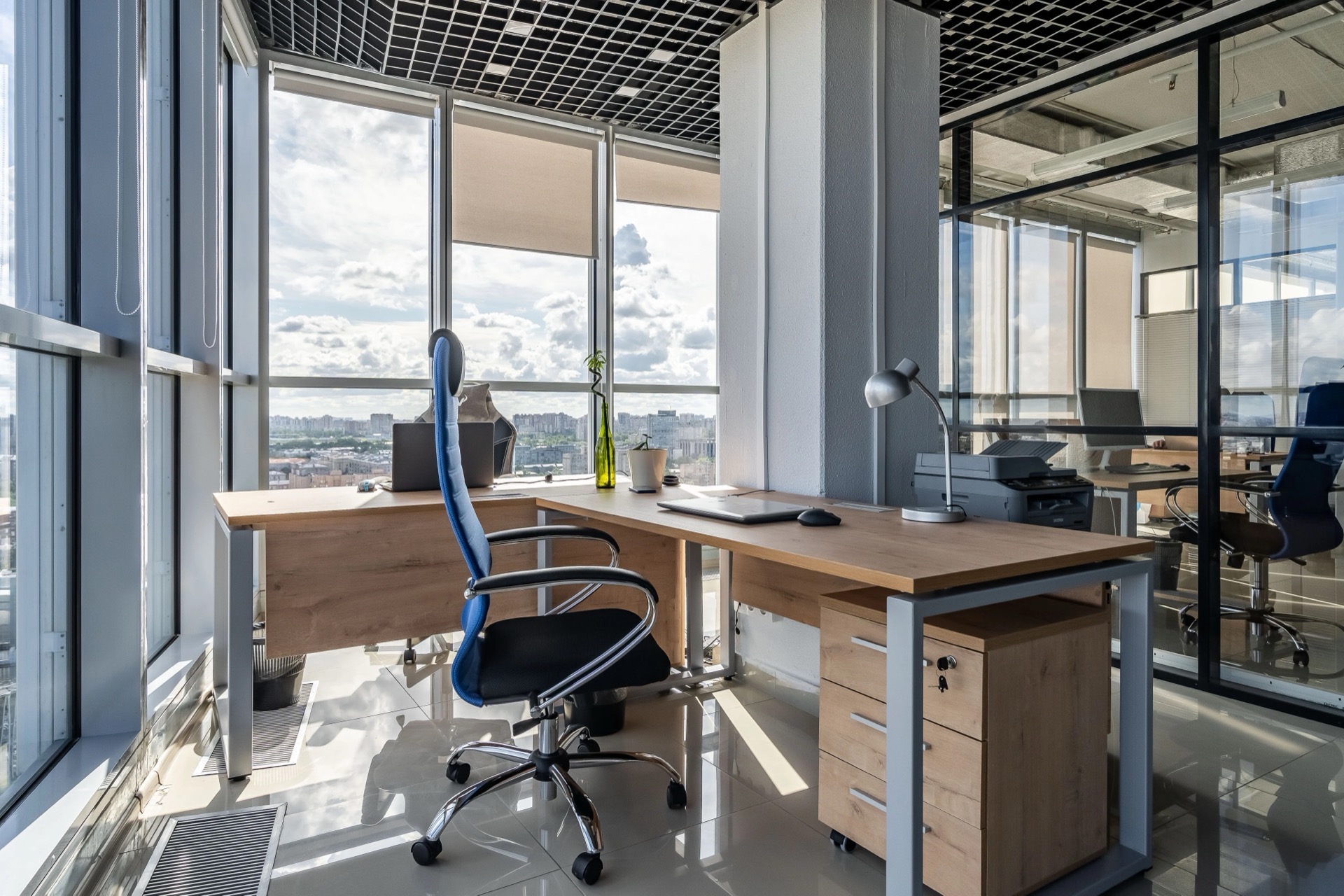 Biuro z panoramicznymi oknami — zdjęcie 3
