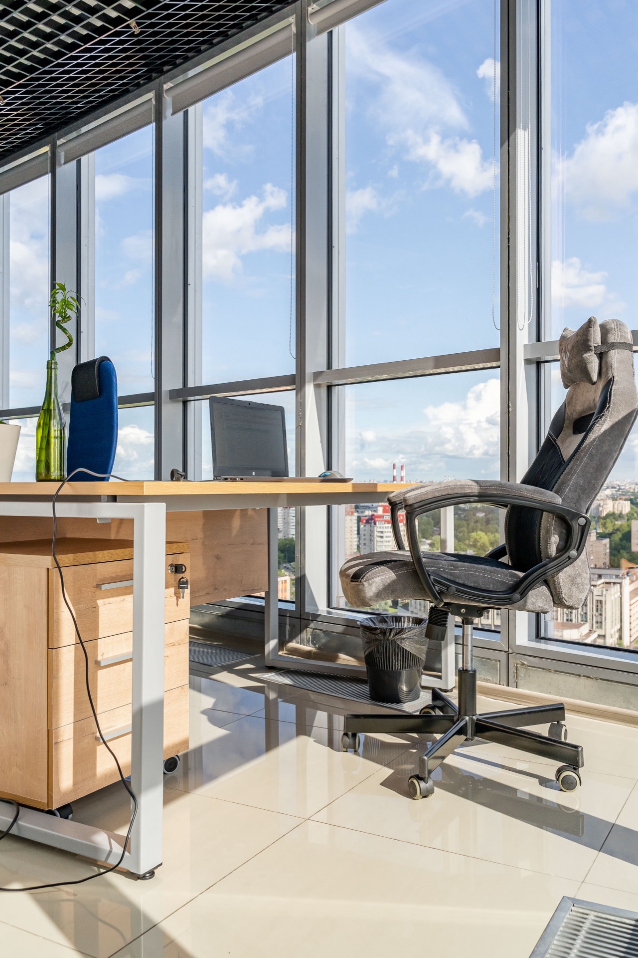 Biuro z panoramicznymi oknami — zdjęcie 7