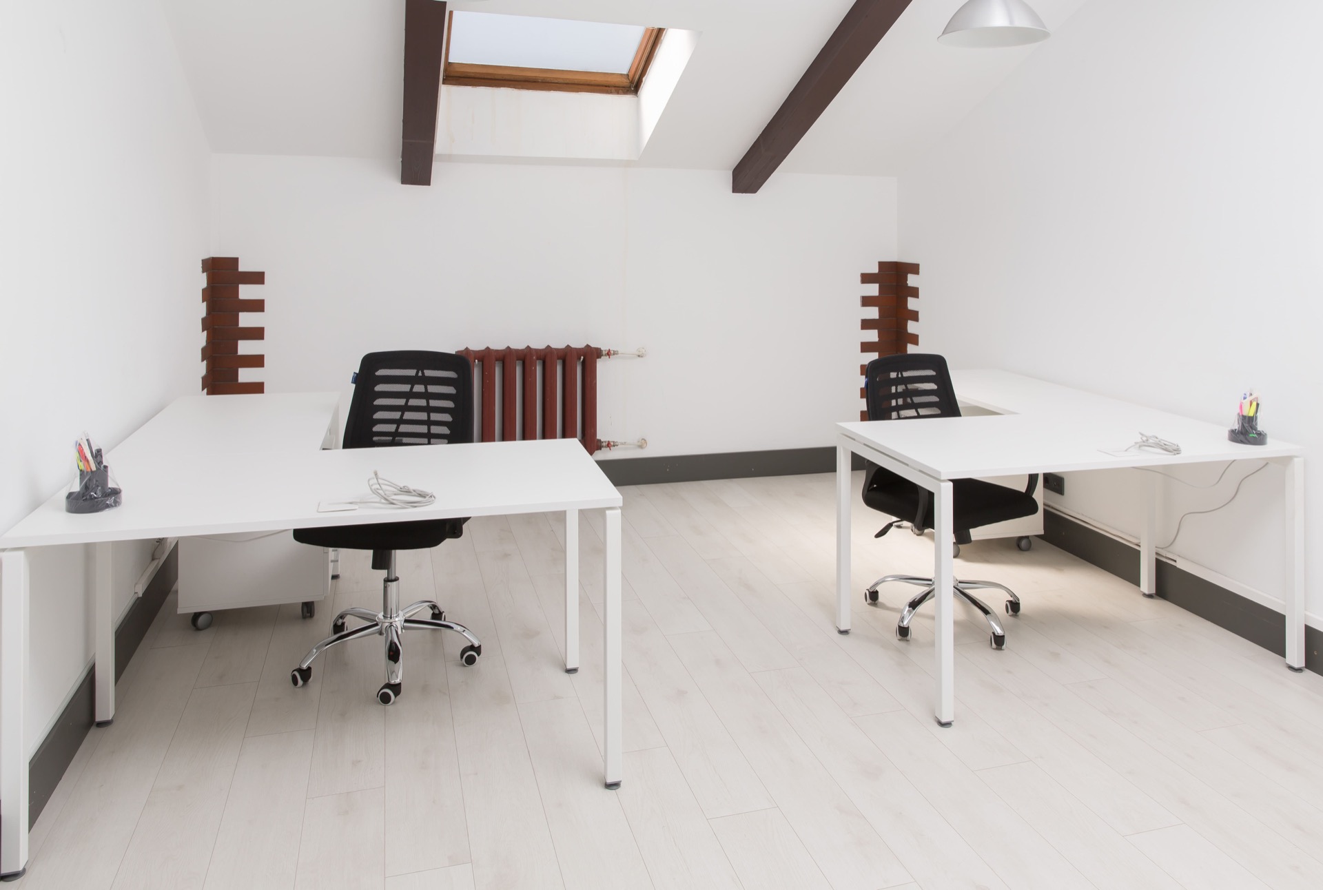 Open space z białymi biurkami — zdjęcie 11