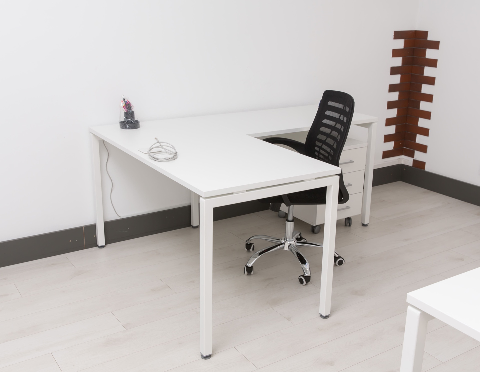 Open space z białymi biurkami — zdjęcie 12